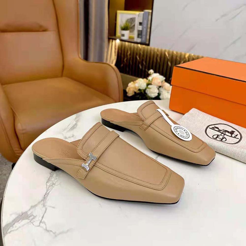 Hermes Women Groupie Mule in Goatskin with Miniature Palladium-Plated Paris Buckle-Beige - image 4