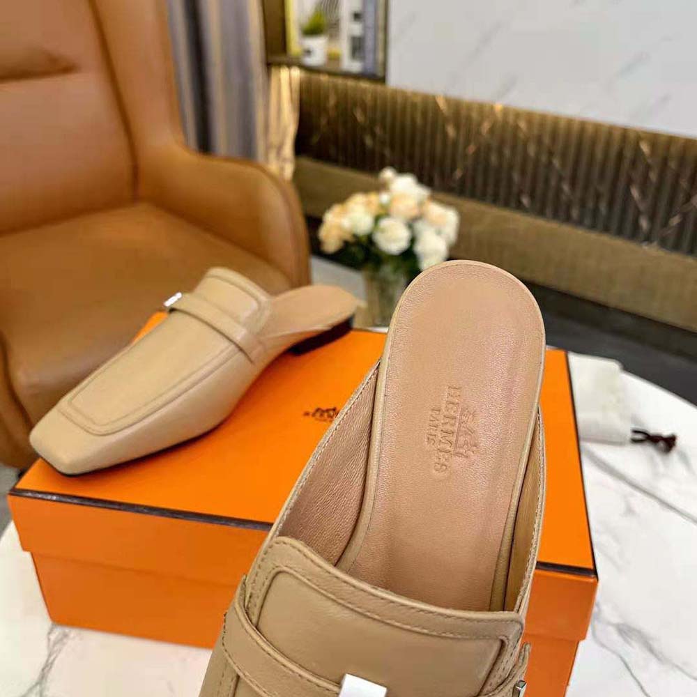Hermes Women Groupie Mule in Goatskin with Miniature Palladium-Plated Paris Buckle-Beige - image 7