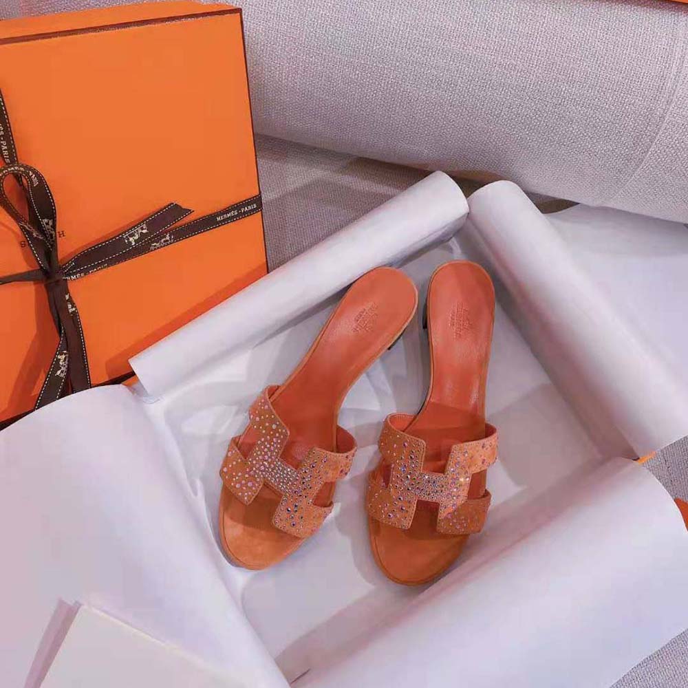 Close-up of pink suede and signature hardware on Hermes Women Oasis Sandal