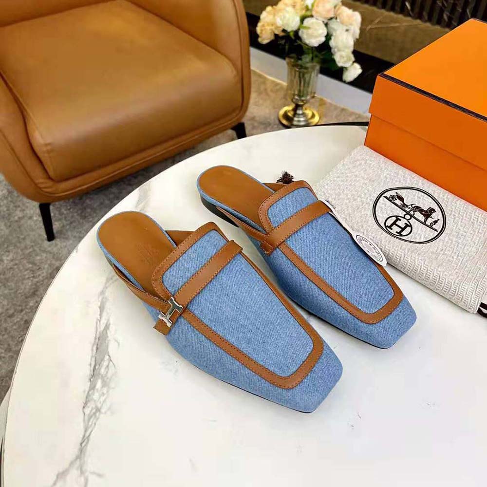 Close-up of buckle and H hardware on Hermes Women in H Canvas and Calfskin-Blue