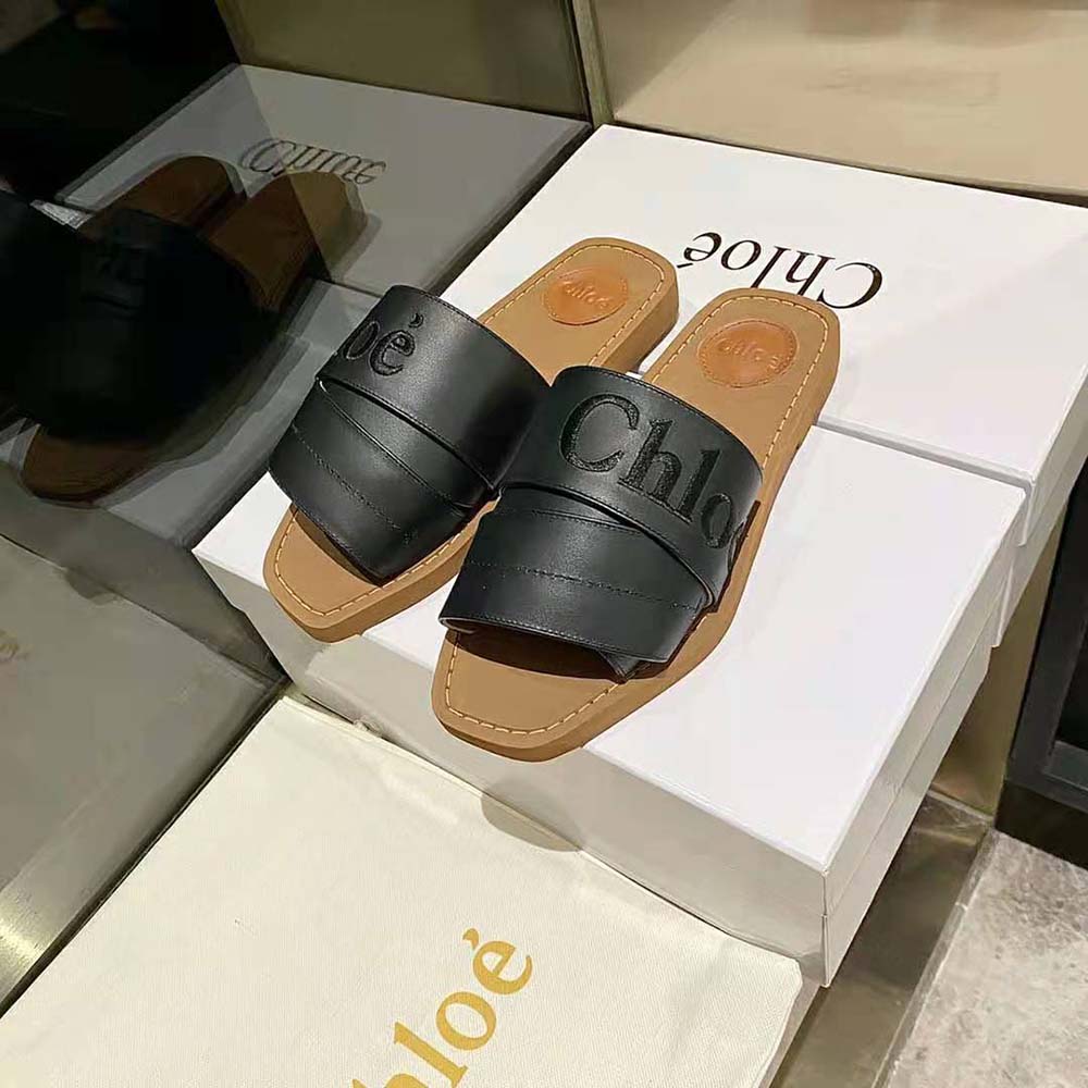 Close-up on black leather upper and stitching of Chloe Women Woody Flat Mule-Black