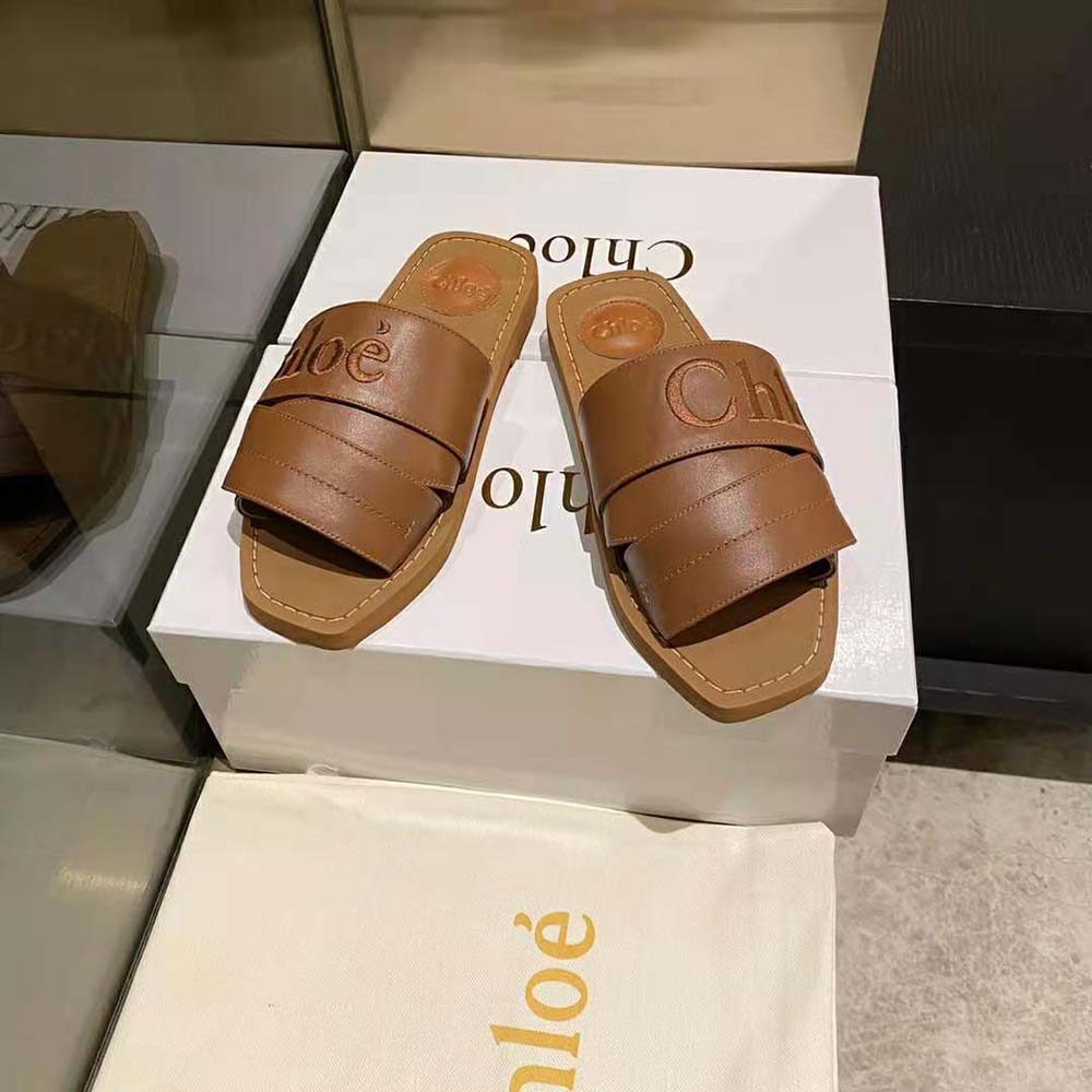 Close-up on smooth brown leather upper of Chloe Women Woody Flat Mule-Brown