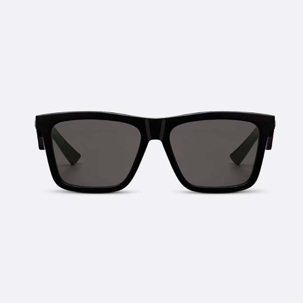 Close-up on metal Dior logo detail on Dior Men DiorB27 S1I Black sunglasses arm