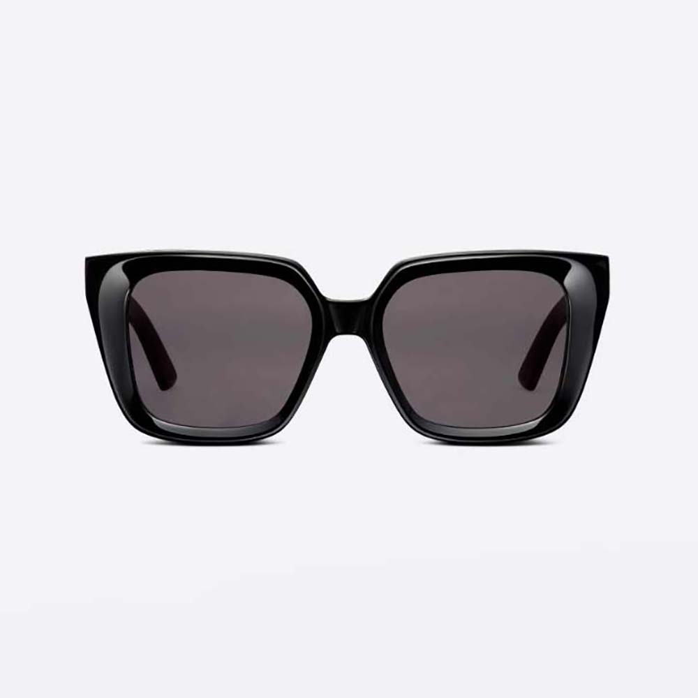 Close-up on metal hinge detail of Dior Men DiorMidnight sunglasses