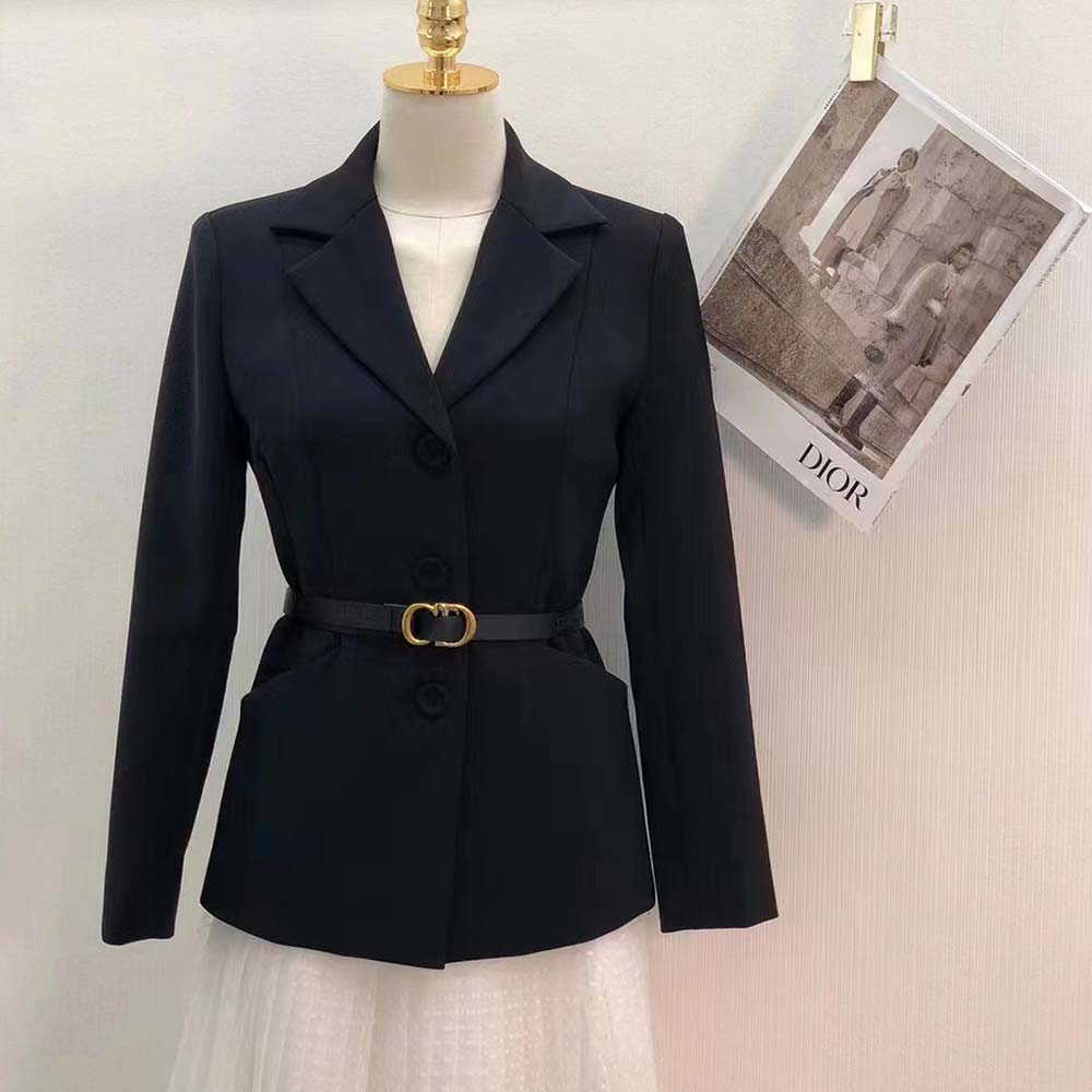 Side profile showing tailored silhouette of Dior Women 30 Montaigne Bar Jacke