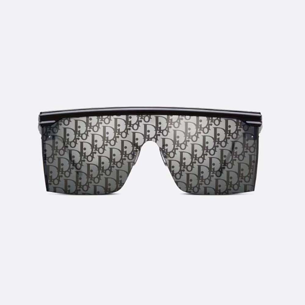 Close-up on Dior Oblique fabric temples of DiorClub M1U sunglasses