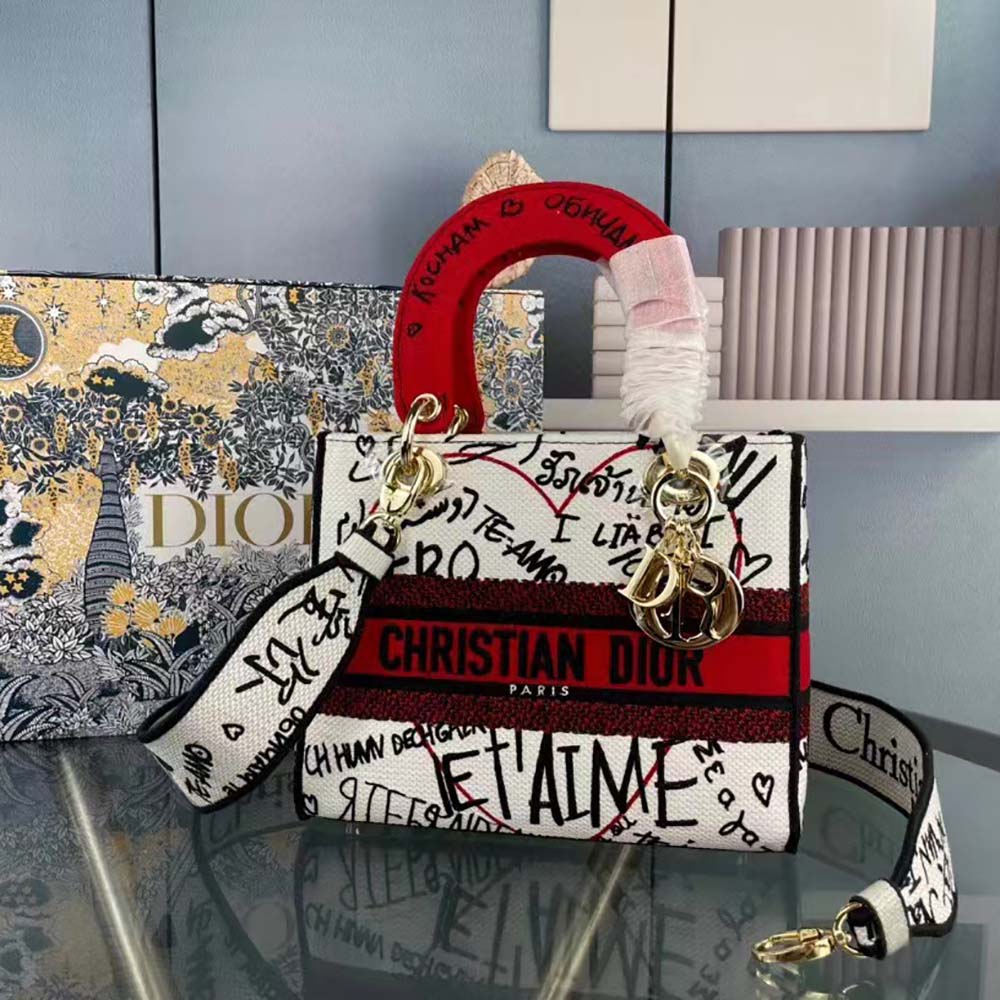 Close-up detail of graffiti embroidery on Dior Women Medium Lady D-Lite Dioramour Bag