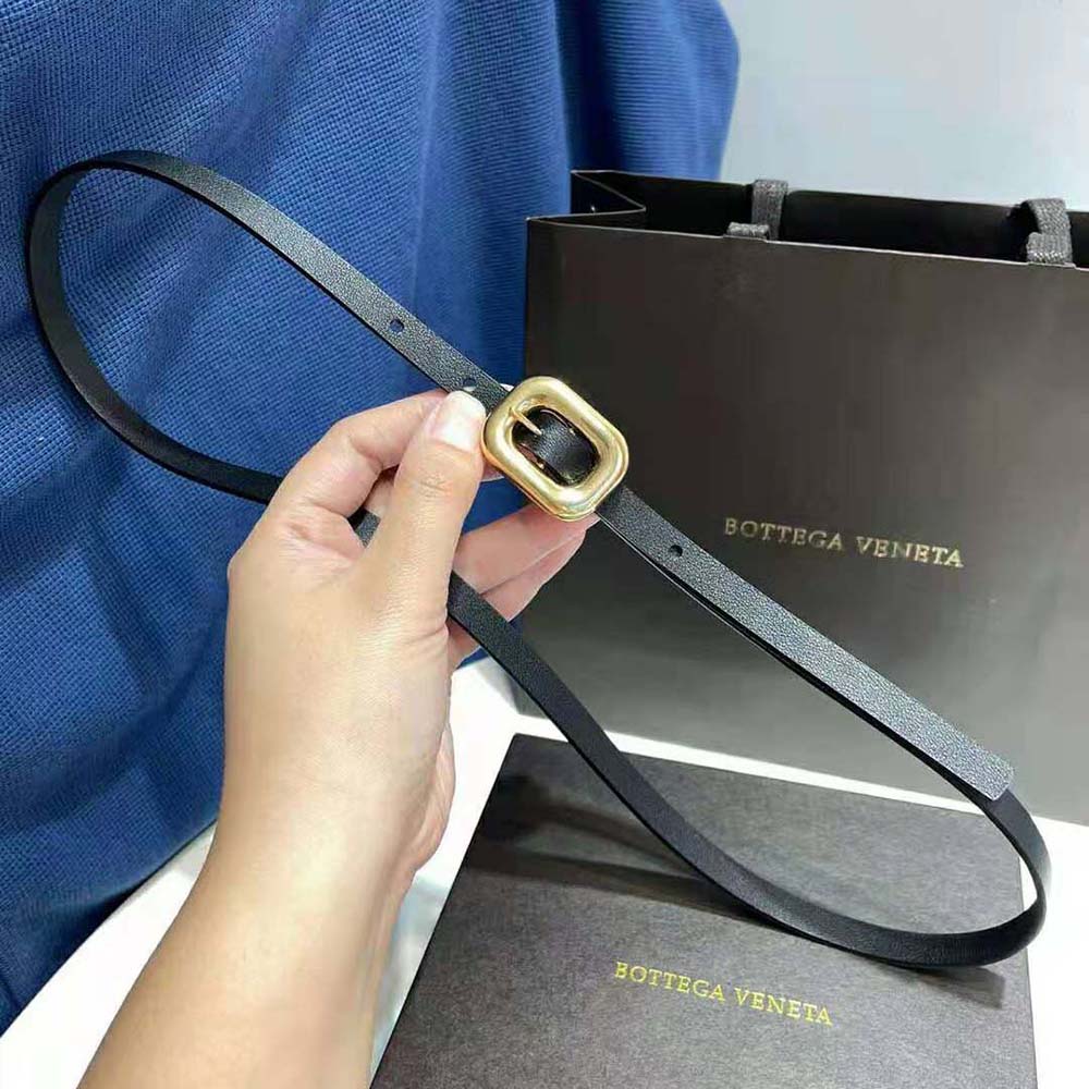 Side angle highlighting leather texture of Bottega Veneta Women Chain Link Belt-Black
