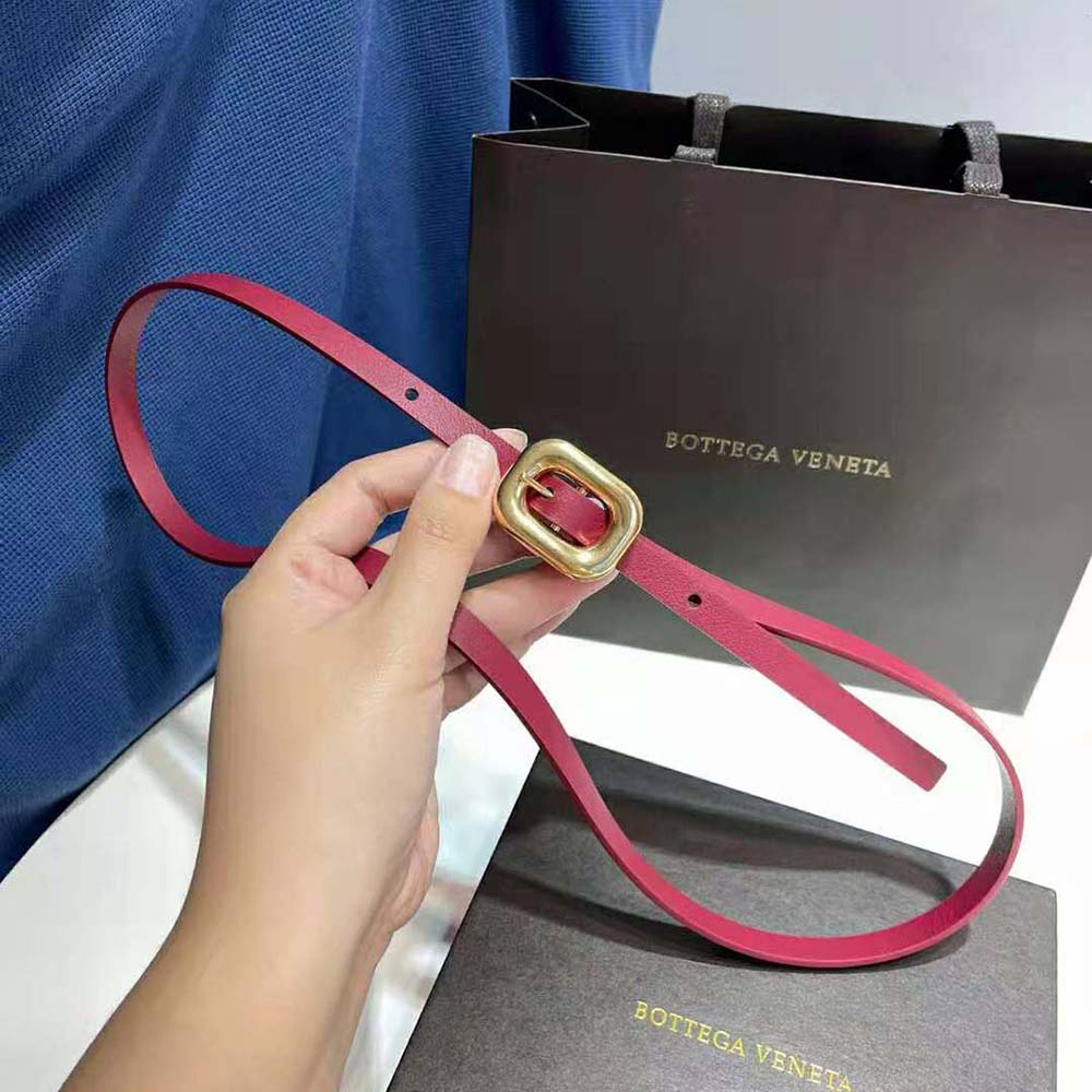 Close-up detail of gold-tone chain link on Bottega Veneta Women Chain Link Belt-Maroon
