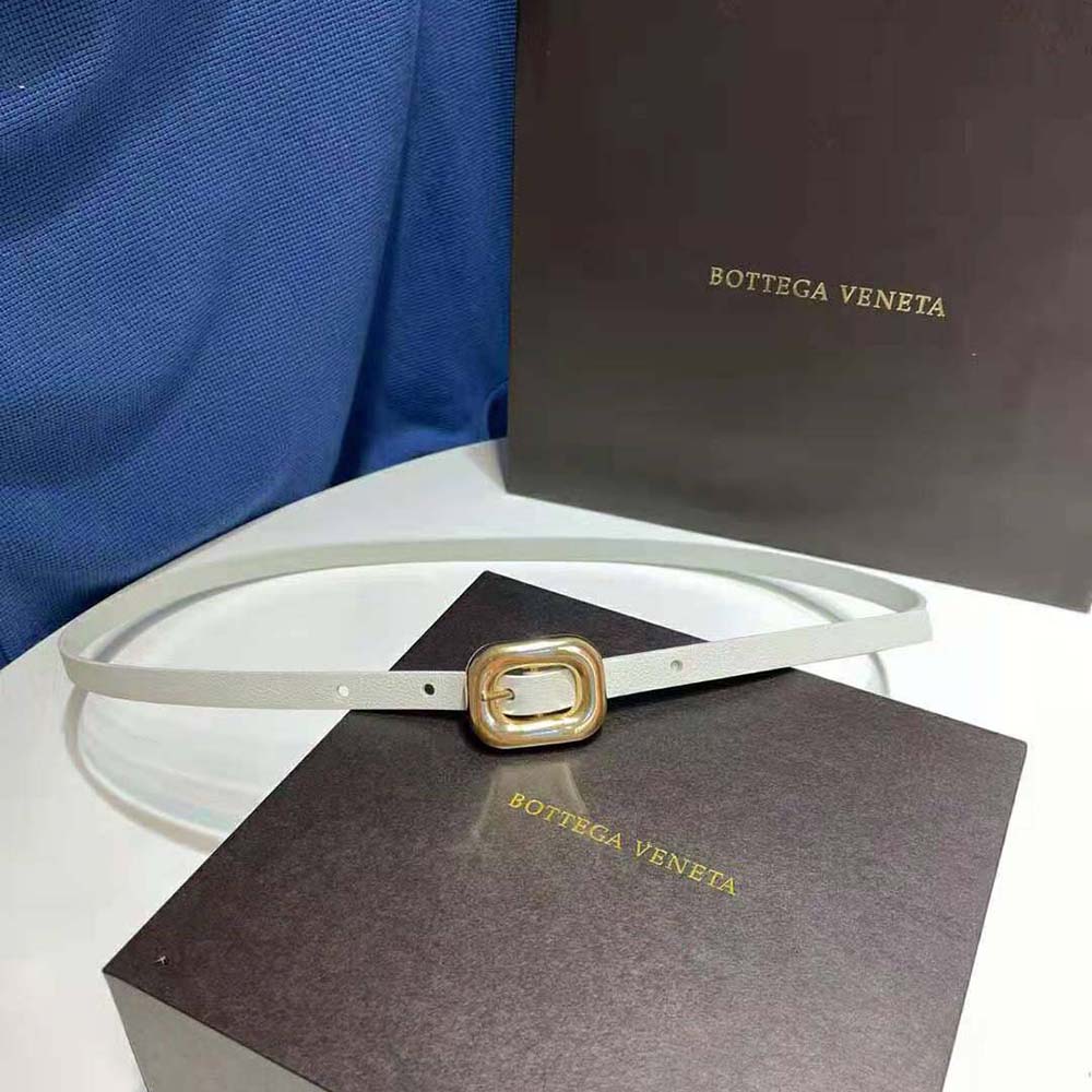 Close-up on metallic chain link hardware of Bottega Veneta Women Chain Link Belt-White