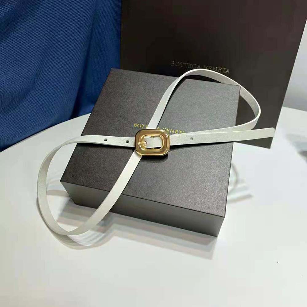 Side profile of Bottega Veneta Women Chain Link Belt-White highlighting leather texture