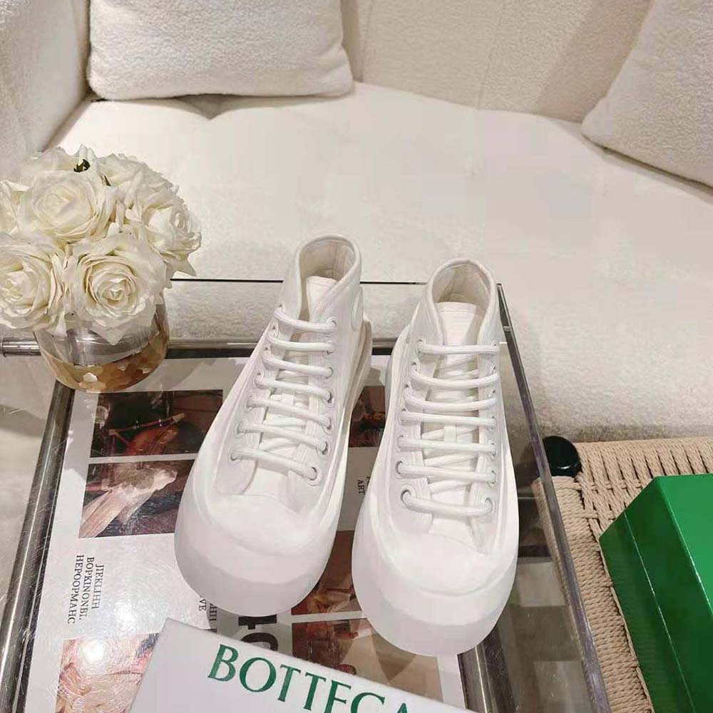 Close-up on lace-up detail and embossed logo of Bottega Veneta Jumbo Sneaker White