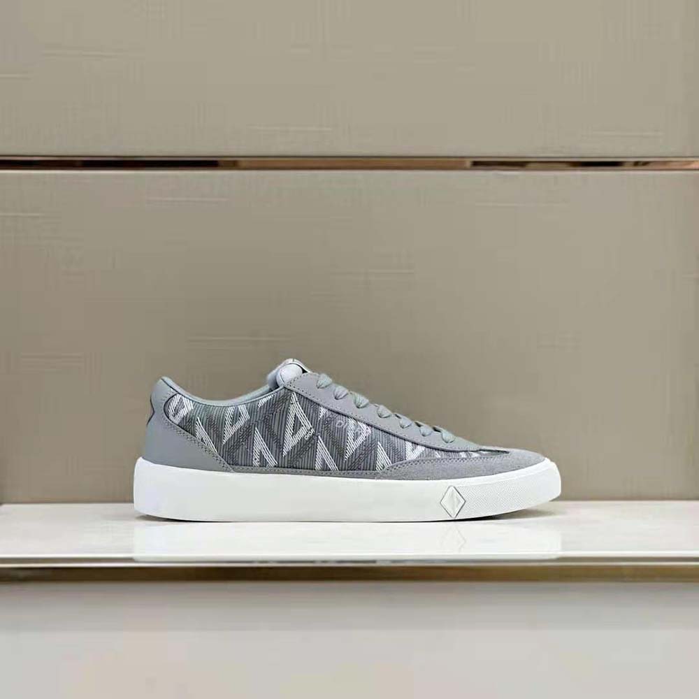 Close-up of Dior Men B101 Sneaker Dior Gray nubuck and tonal lace details