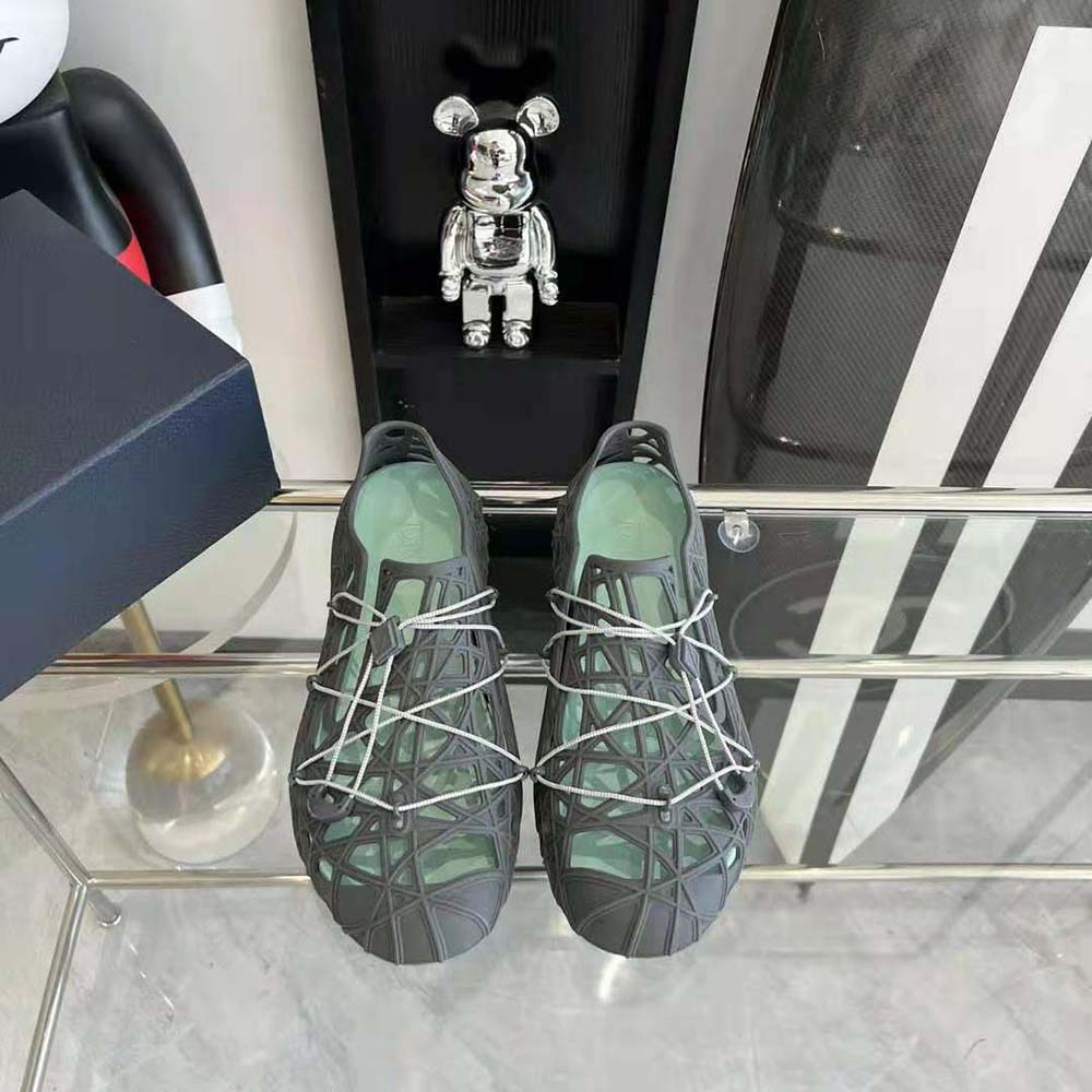 Close-up on warped cannage motif of Dior Men Warp Sandal