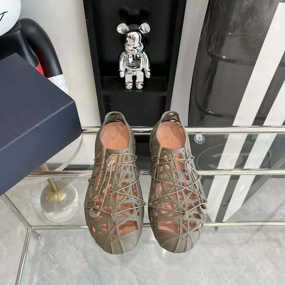 Close-up on warped cannage texture of Dior Men Warp Sandal Khaki Cosmo