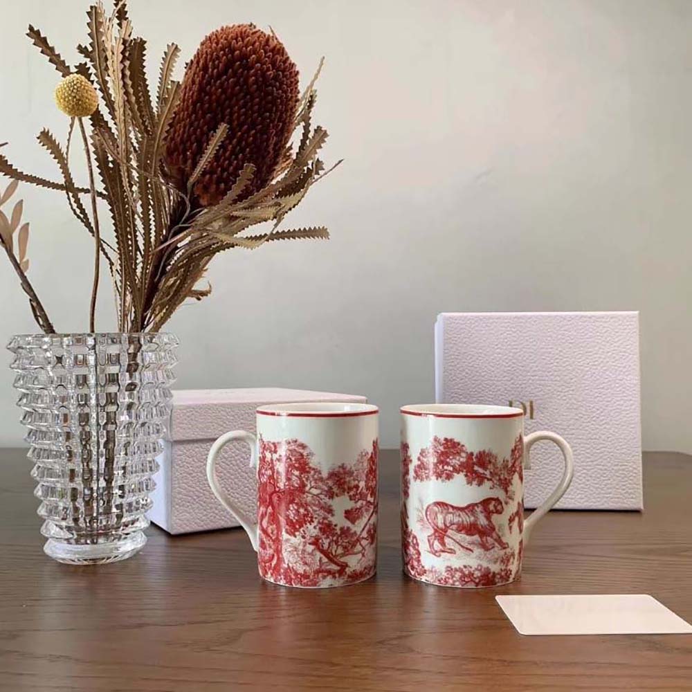 Side angle of Dior Umisex Mug Red Toile De Jouy with ergonomic handle