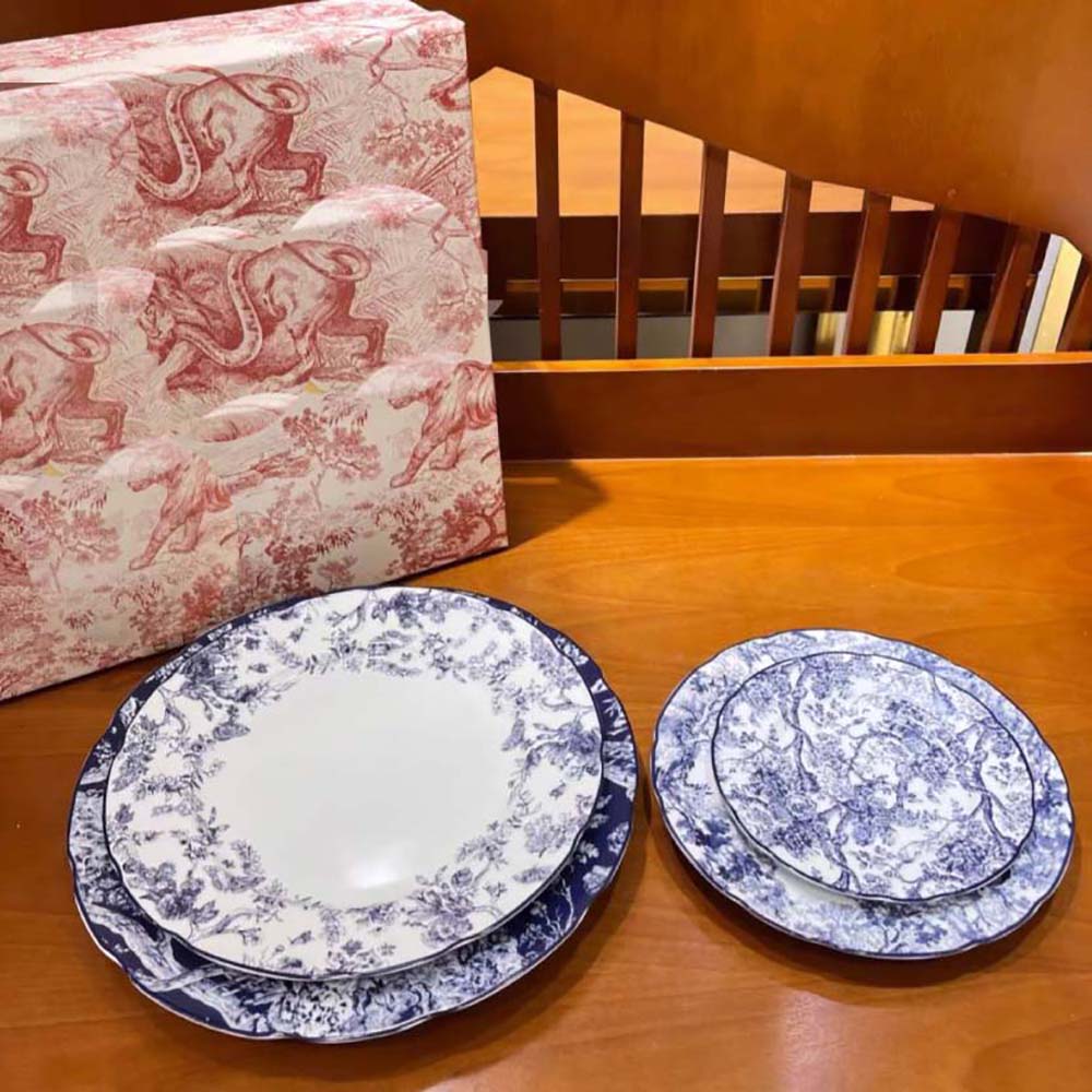 Side angle showing porcelain thickness of Dior Unisex Soup Plate Blue Toile de Jouy