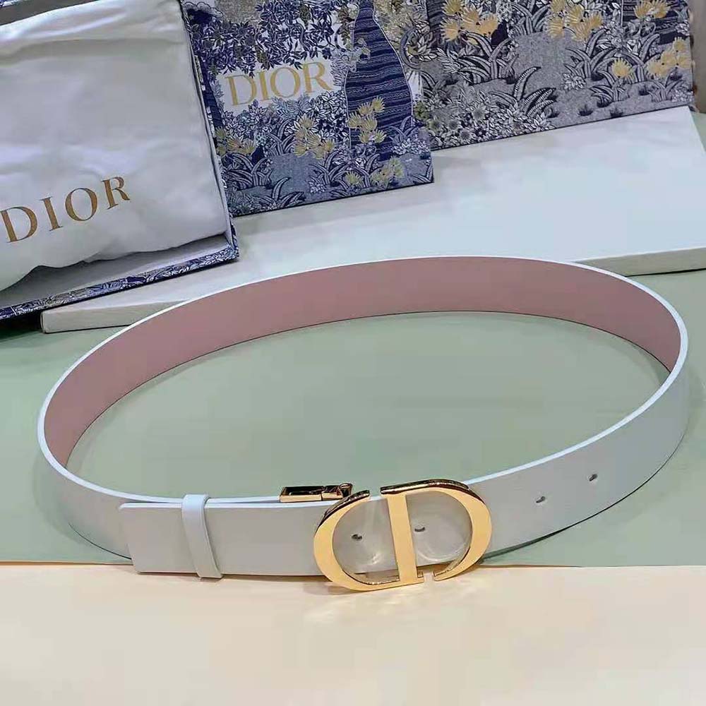 Close-up on smooth calfskin texture of Dior Women 30 Montaigne Reversible Belt