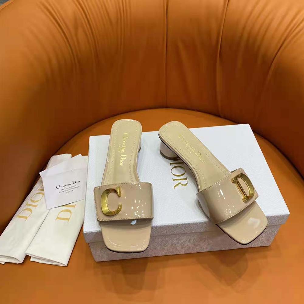 Close-up of patent calfskin texture on Dior Women C’est Dior Heeled Slide