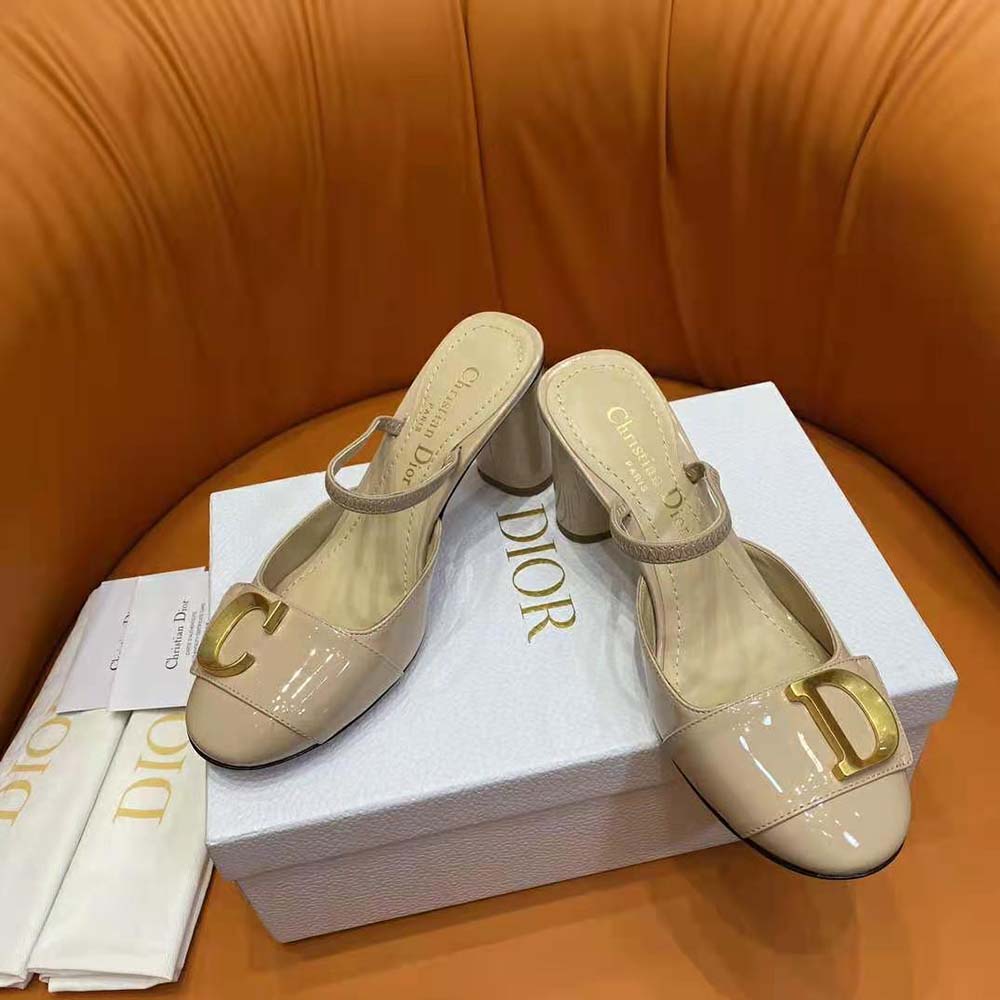 Top view showing pointed toe of Dior C’est Dior nude slingback