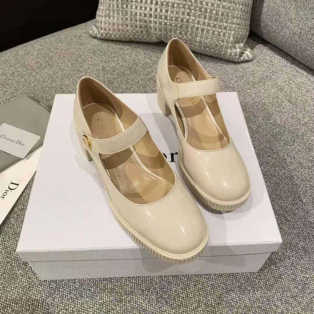 Side profile showing glossy finish and heel of Dior Women D-Doll Pump