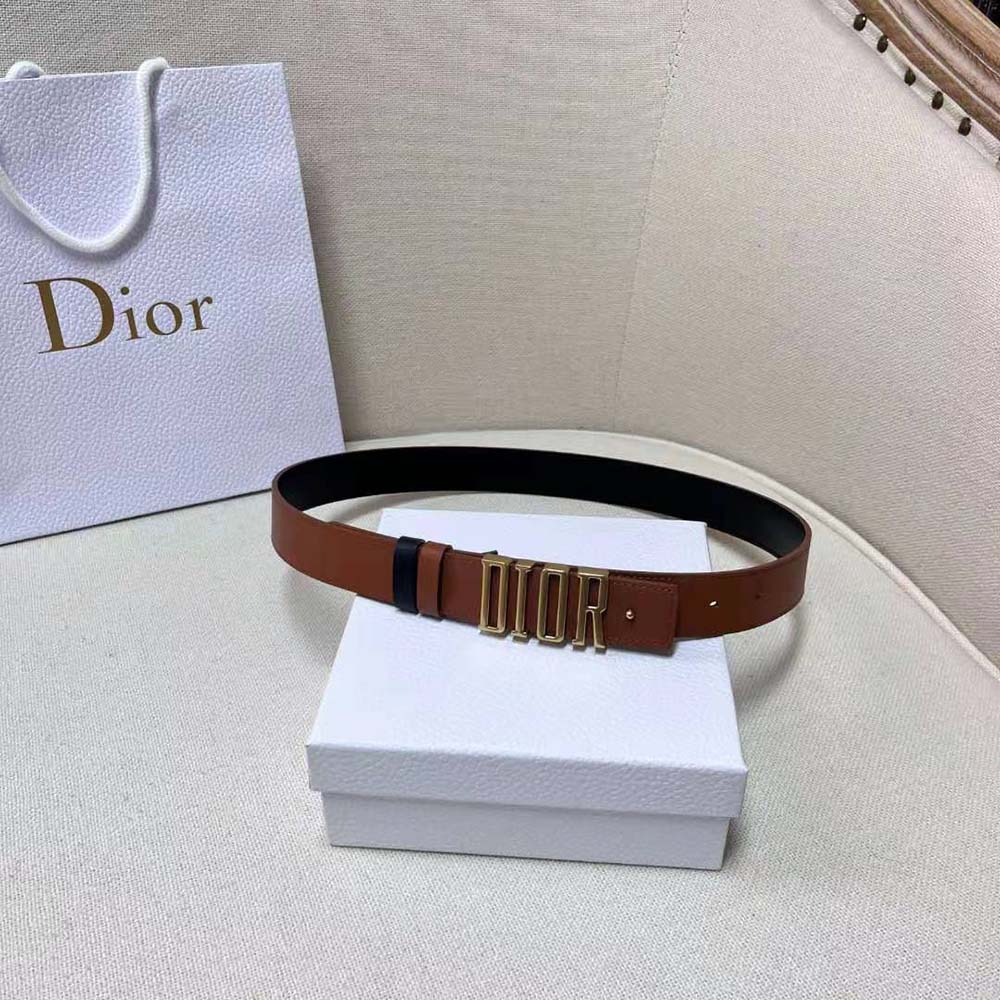Close-up on signature Dior D-Fence buckle of reversible belt