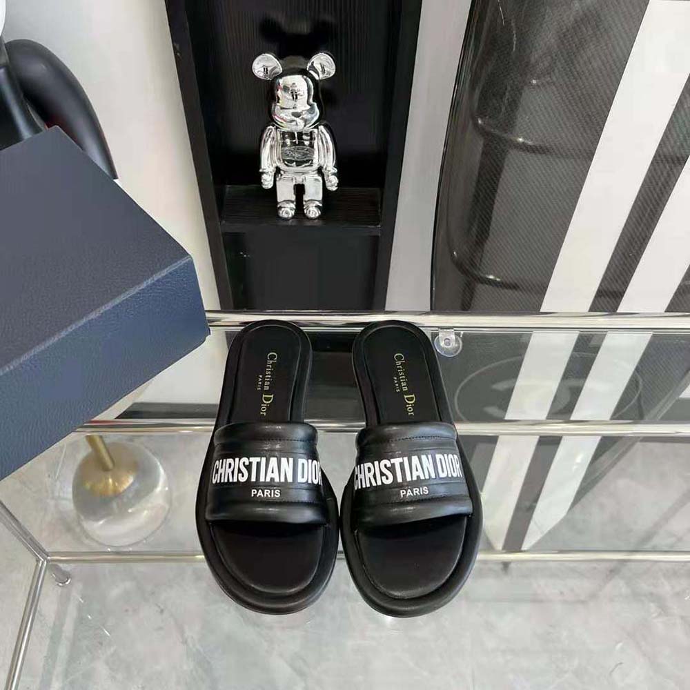 Close-up of embossed lambskin detail on Dior Women Every-D Slide