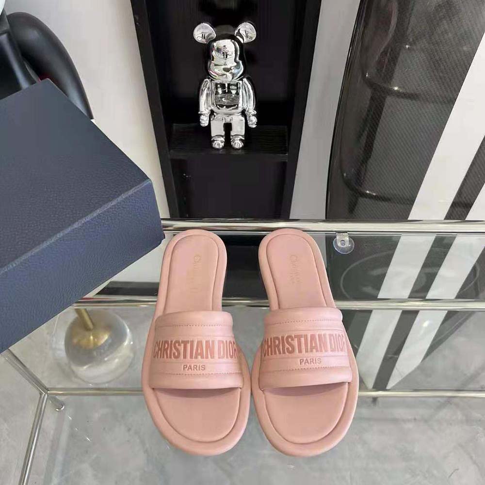 Close-up of embossed lambskin leather texture on Dior Women Every-D Slide Pink