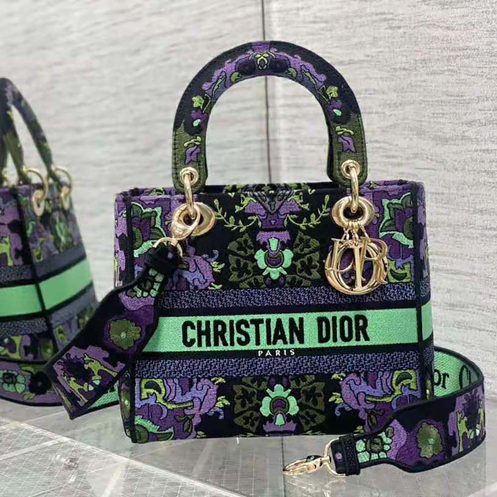 Close-up on silver hardware and embroidered details of Dior Lady D-lite Bag