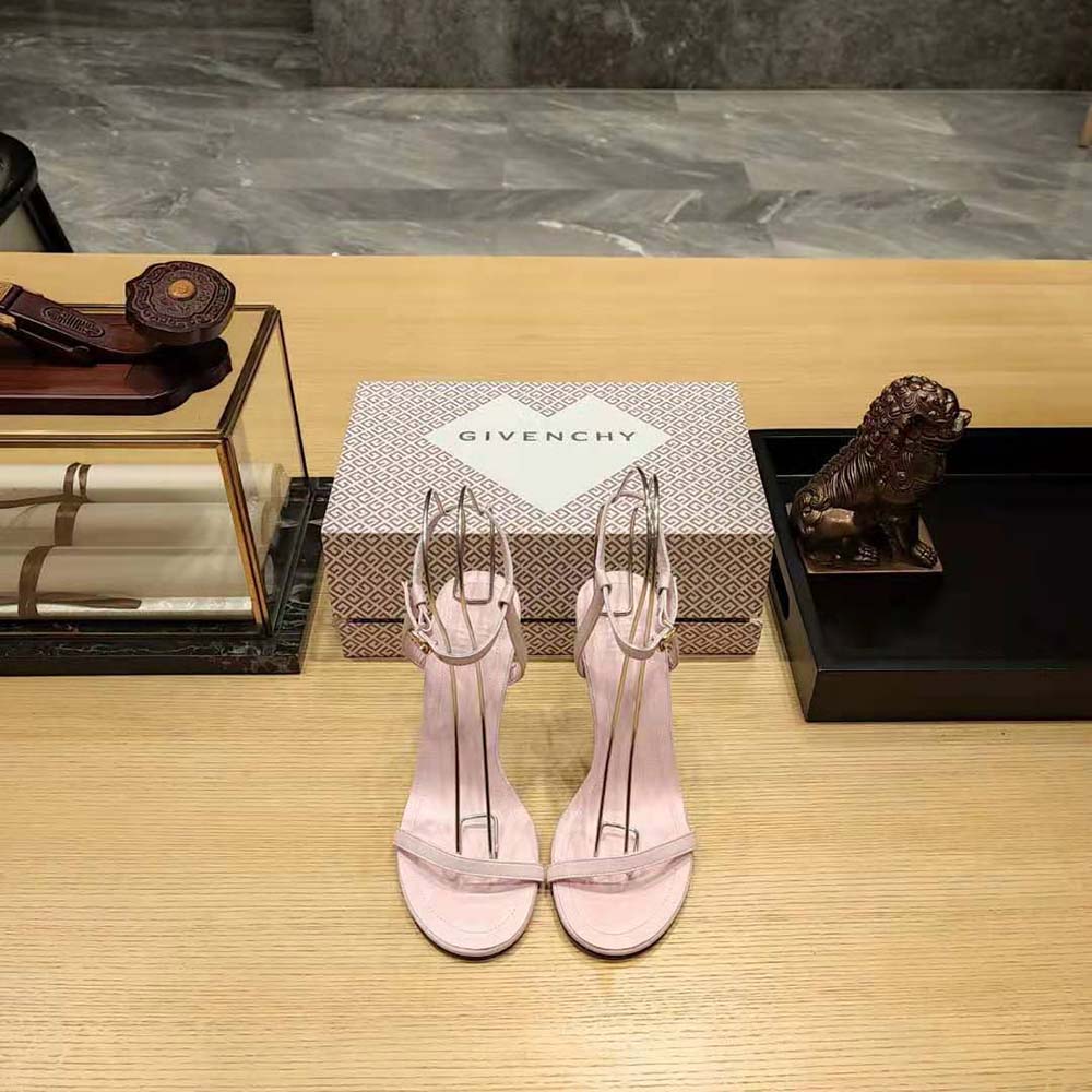 Close-up on signature G Cube metal detail of Givenchy Pink Sandals