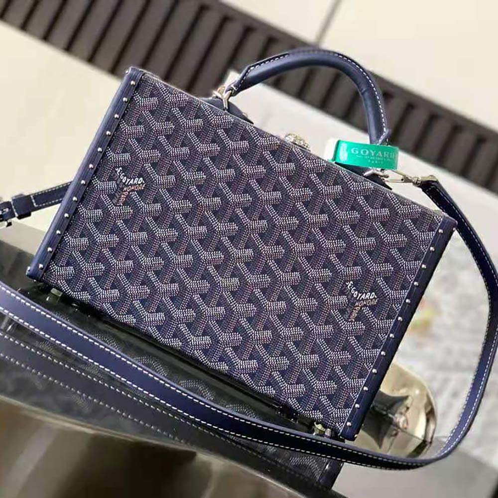 Close-up of Goyardine canvas pattern and Clamecy calfskin on Sac Malle Grand Hôtel