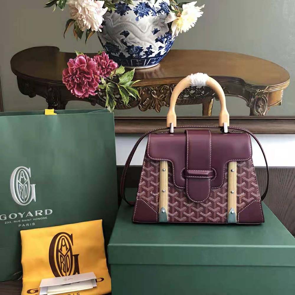 Close-up detail of Toile Goyardine canvas and gold hardware on Sac Saïgon PM