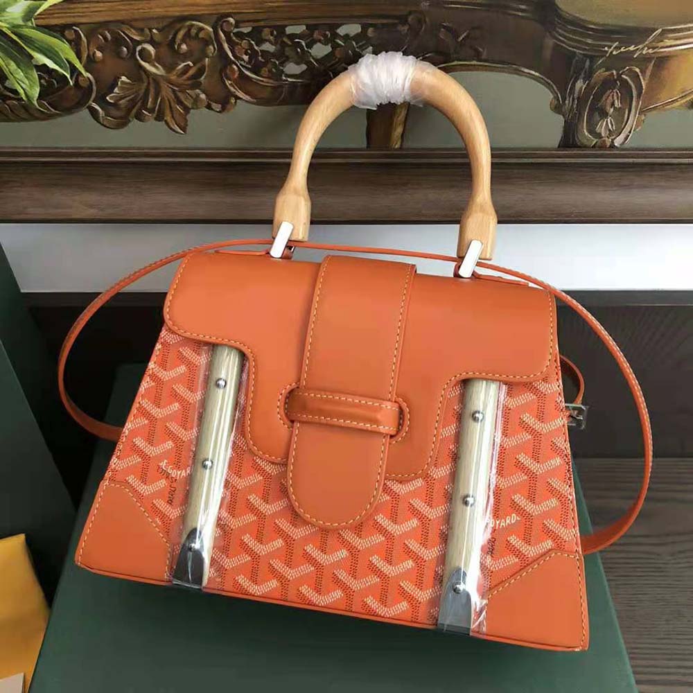 Side view showing toile Goyardine and calfskin texture on Sac Saïgon PM