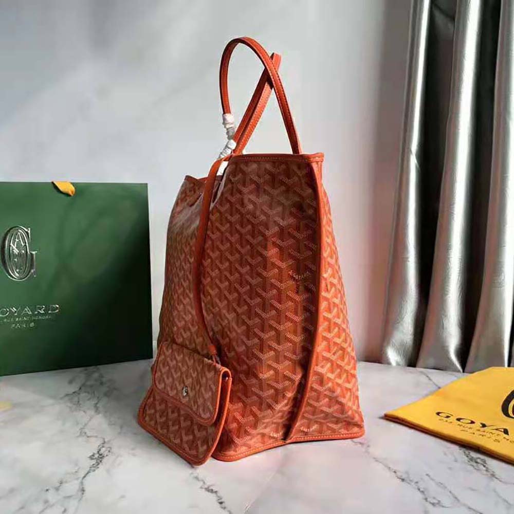 Top zip closure and gold-tone hardware of Goyard Sac Saint Louis GM