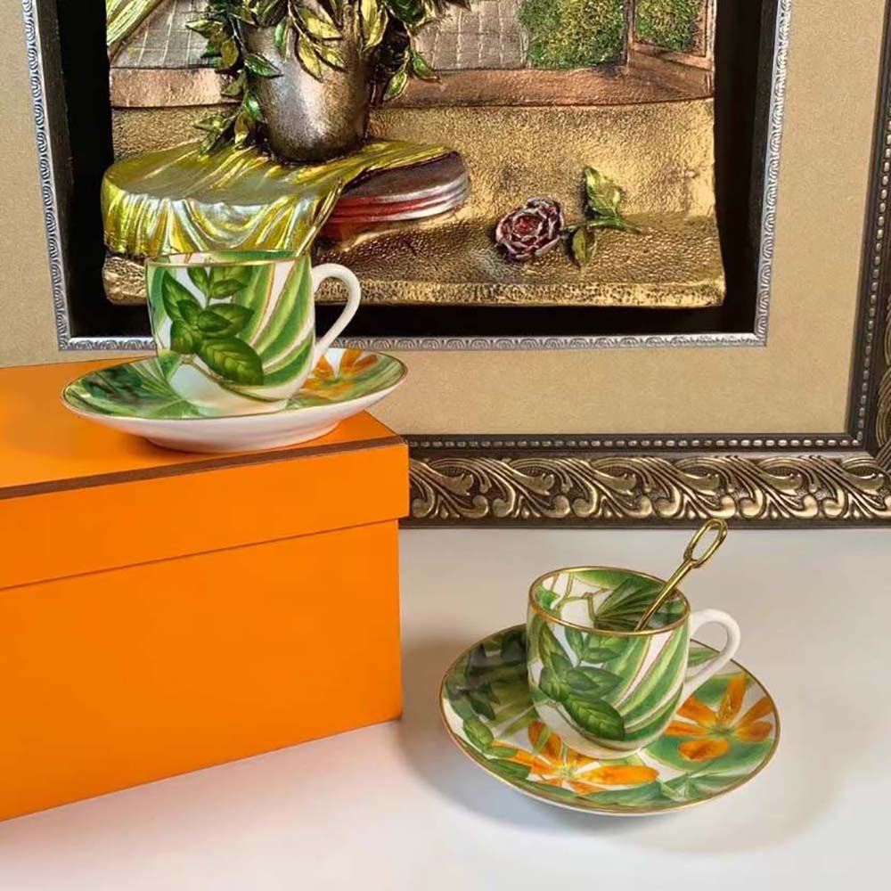 Close-up of the Hermes Passifolia green leaf detail on coffee cup