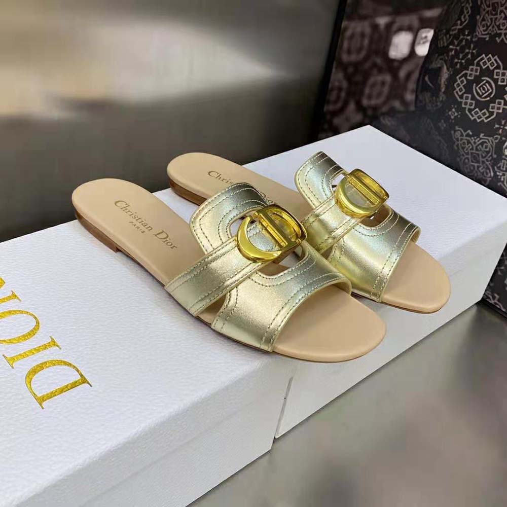 Side profile showcasing gold metallic calfskin of Dior Women 30 Montaigne Slide