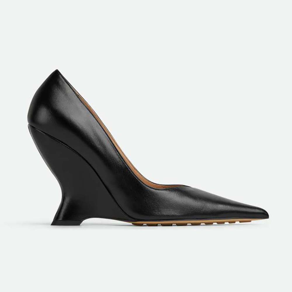 Side profile of Bottega Veneta Women Punta Pump in black leather