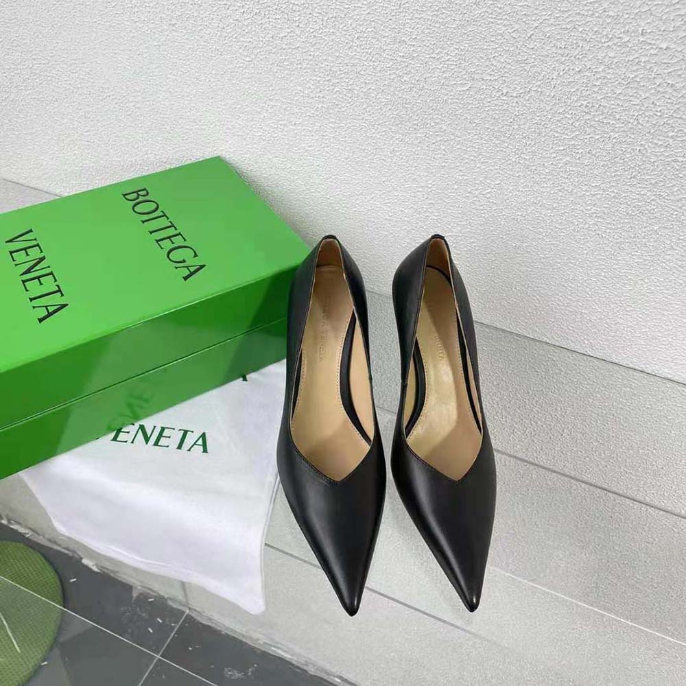 Close-up on intrecciato leather detail of Bottega Veneta Women Punta Pump