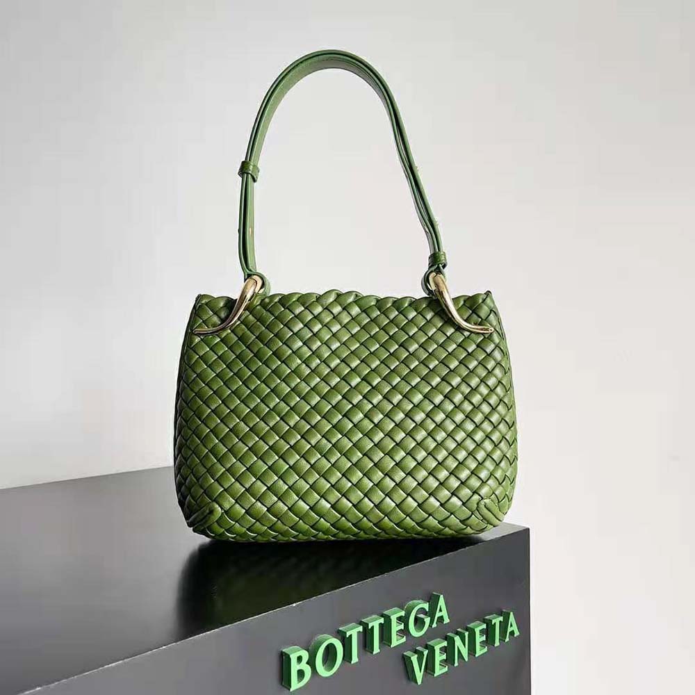 Close-up on woven leather detail of Bottega Veneta Small Clicker Bag