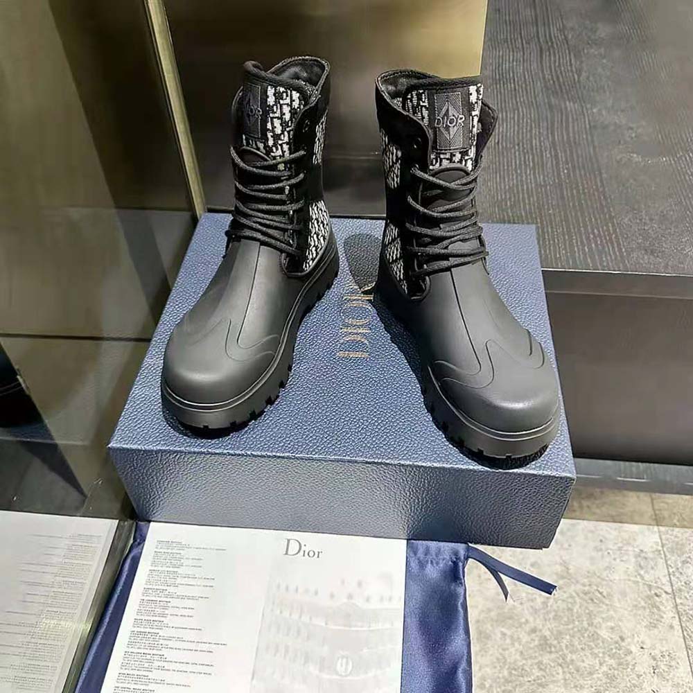 Close-up of lace-up and black rubber sole on Dior Men Garden Lace-up Boot