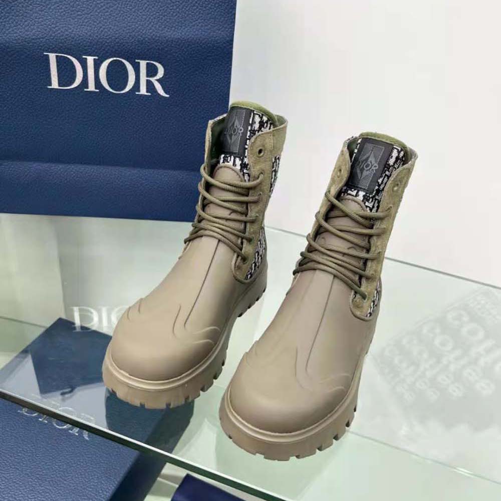 Close-up on brown rubber sole and lace-up detail of Dior Men Garden Lace-up Boot