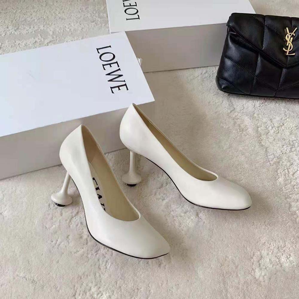 Top-down view of pointed toe on Loewe Women Toy Pump in Goatskin-White