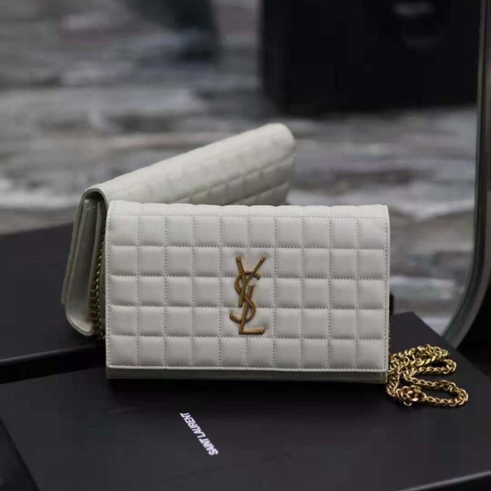 Close-up of silver Le Maillon chain hardware on white quilted leather bag
