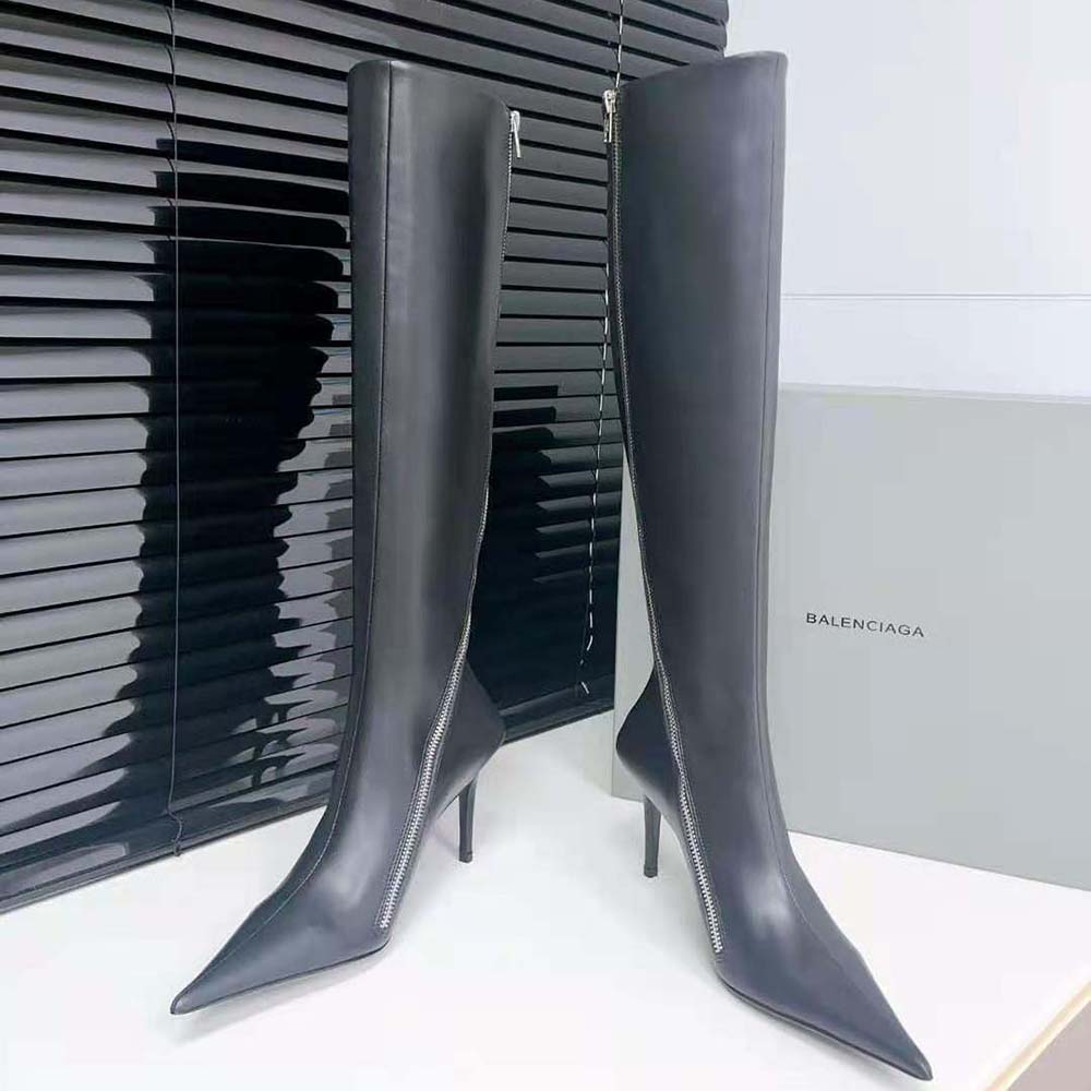 Close-up on zip closure and smooth sheepskin of Balenciaga Women Witch boot
