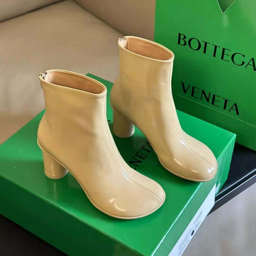 Close-up of geometric heel detail on Bottega Veneta Women Atomic Ankle Boot-Beige