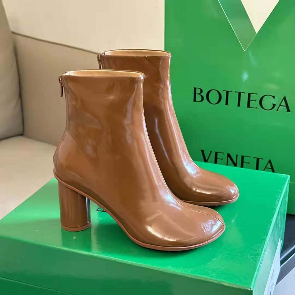 Close-up on lace-up closure and leather texture of Bottega Veneta Women Atomic Ankle Boot-Brown
