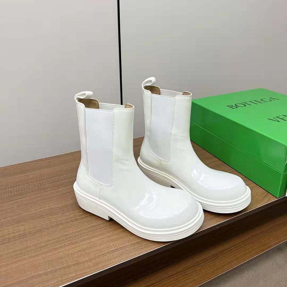 Close-up of sole and stitching on Bottega Veneta Women Fireman Chelsea Ankle Boot-White