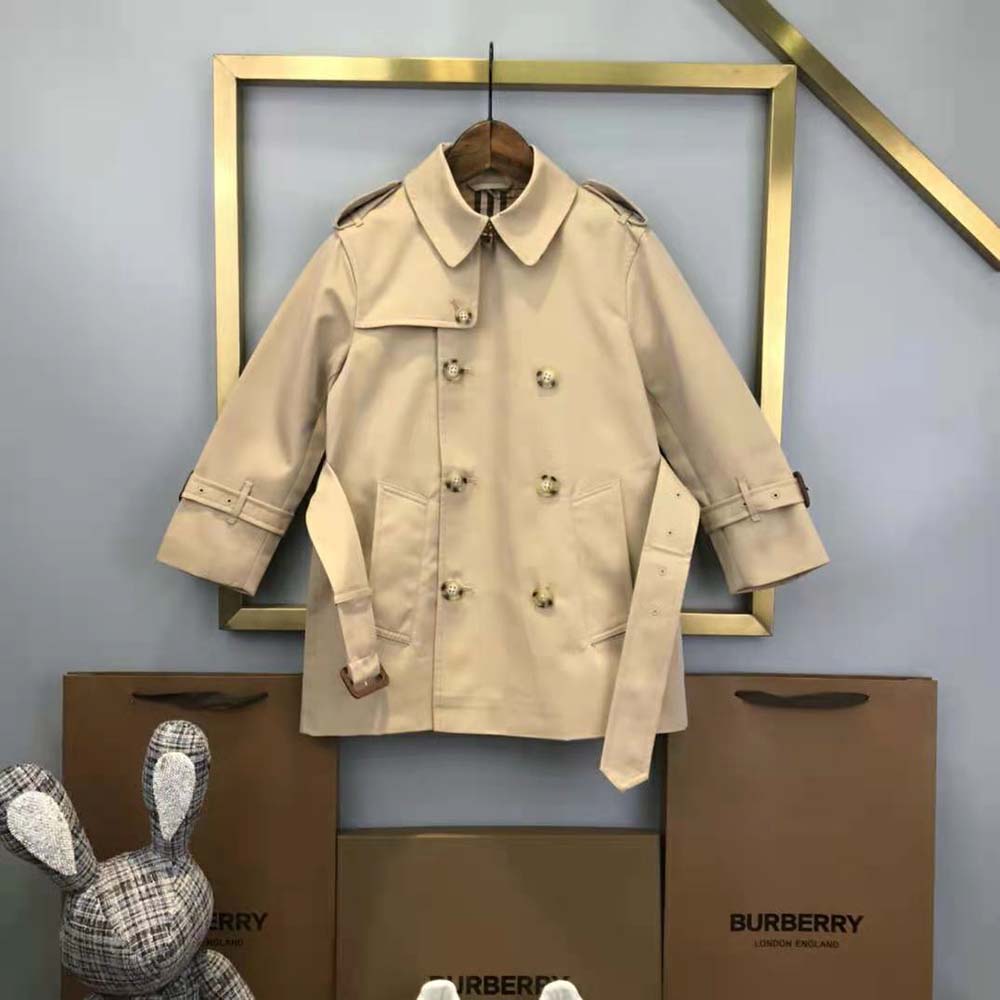 Close-up of signature check lining inside the Burberry Kids’ trench coat
