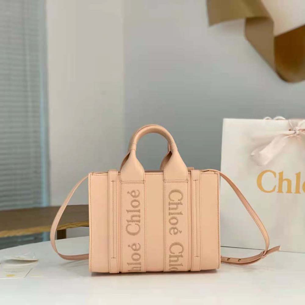 Close-up of wooden base and gold hardware on Chloe Women Mini Woody Tote Bag-Pink