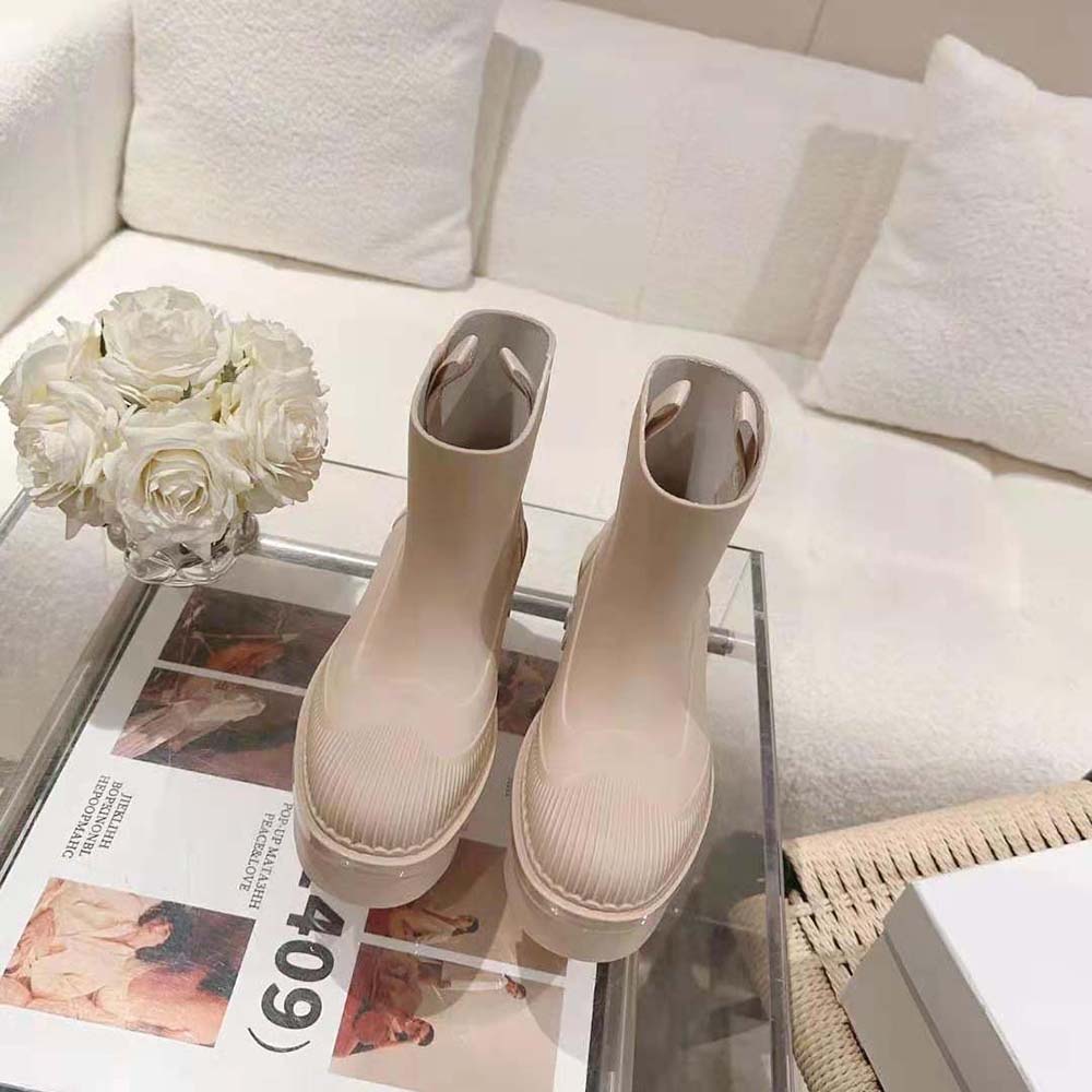 Close-up of embossed Chloé logo on Chloe Women Raina Rain Boot-Beige